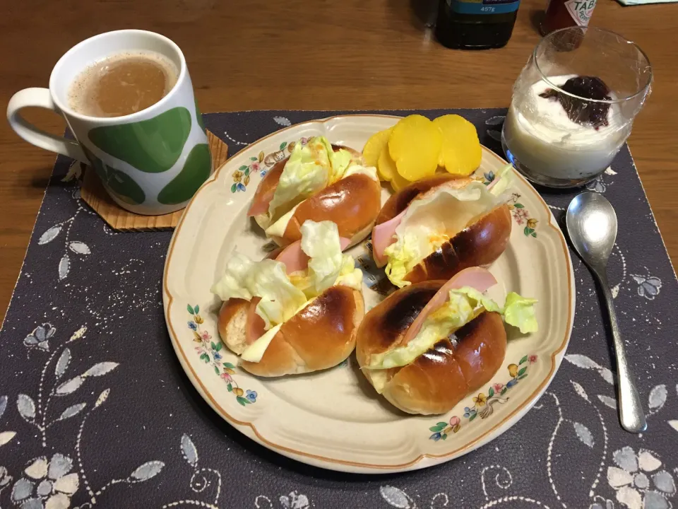 ロールパントーストサンドイッチ、ショコラ蒸しパン、沢庵、ホットコーヒー、バナナ＆カシスジャム入りヨーグルト(昼飯)|enarinさん