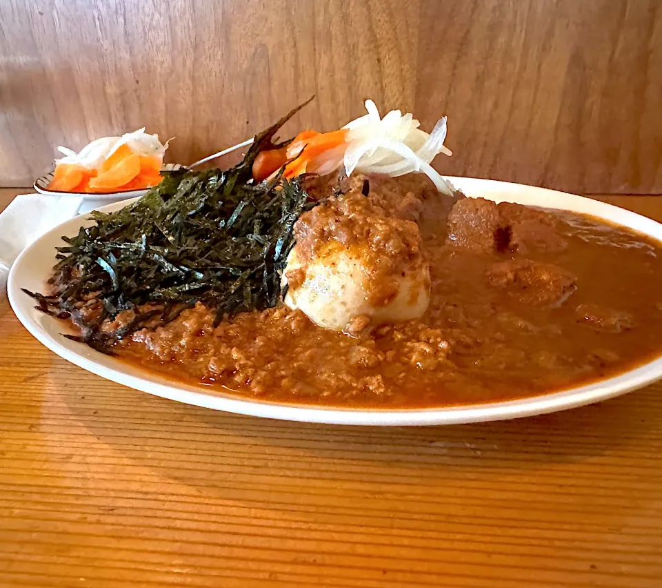 極辛キーマクラシックと大辛チキンのあいがけ🔥🌶️🍛味玉トッピング🥚ピクルスマシマシ🥒|buhizouさん