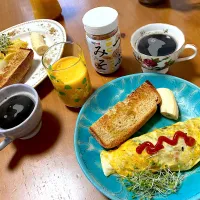 朝やきライ麦食パンにオリーブオイルと粒みそ。withオムレツ| さくたえさん