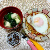 (3/4)4歳児の晩ご飯　　　　　　　　　　　　　　焼きそば、もずく＆しらす和え、味噌汁|Kahoさん