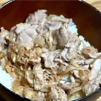 ☆豚肉と玉ねぎのガリマヨポン丼|まぁたんさん