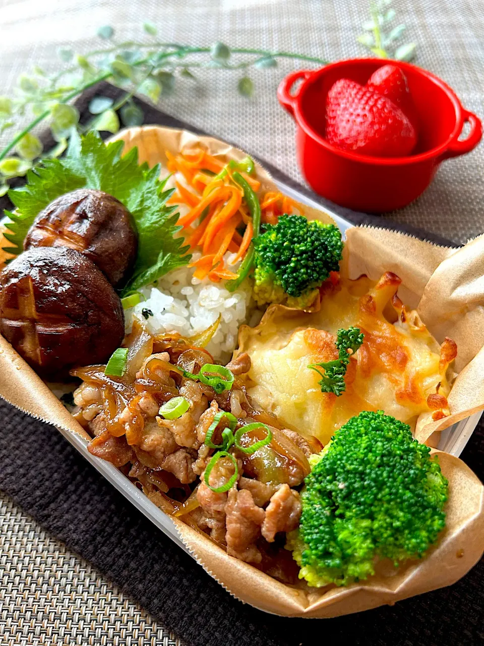 【誤差あり弁当】グラタンと焼肉と椎茸とわたし(は？)|まなまな♡さん