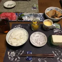 ご飯、本まぐろ・切り落とし、〆さば・お造り、煮物、沢庵、冷奴、烏龍茶、手作りプリン(夕飯)|enarinさん