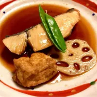 「 煮魚で晩酌スタート 」🍶
サワラの煮付け、青梗菜のピーナッツ炒め、常備菜に味噌汁を添えて 晩ごはん| ばくあんしゃさん