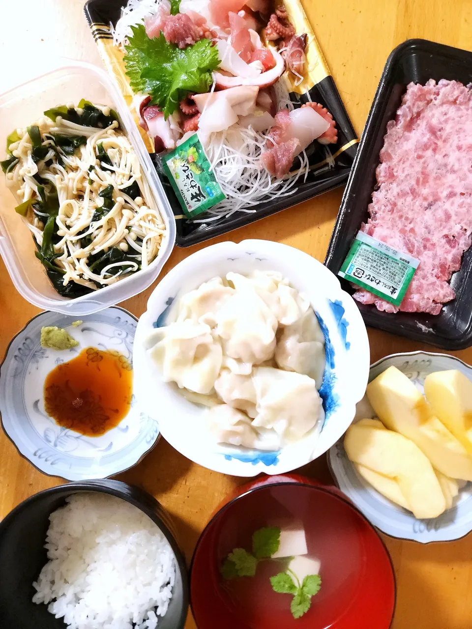 水餃子、刺し身盛合せ、ネギトロ、えのきとわかめの酢の物、りんご、豆腐のお吸い物|さきさん