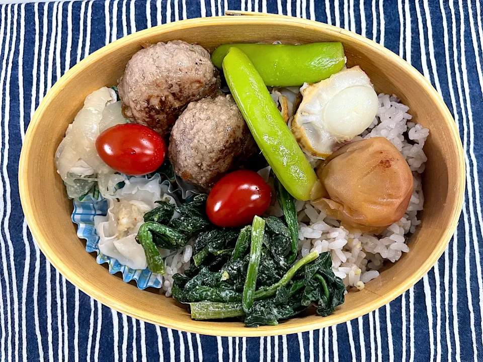 ハンバーグ、焼ホタテ、シウマイ、ほうれん草の和物よ五穀米🍱|なお🅿️さん