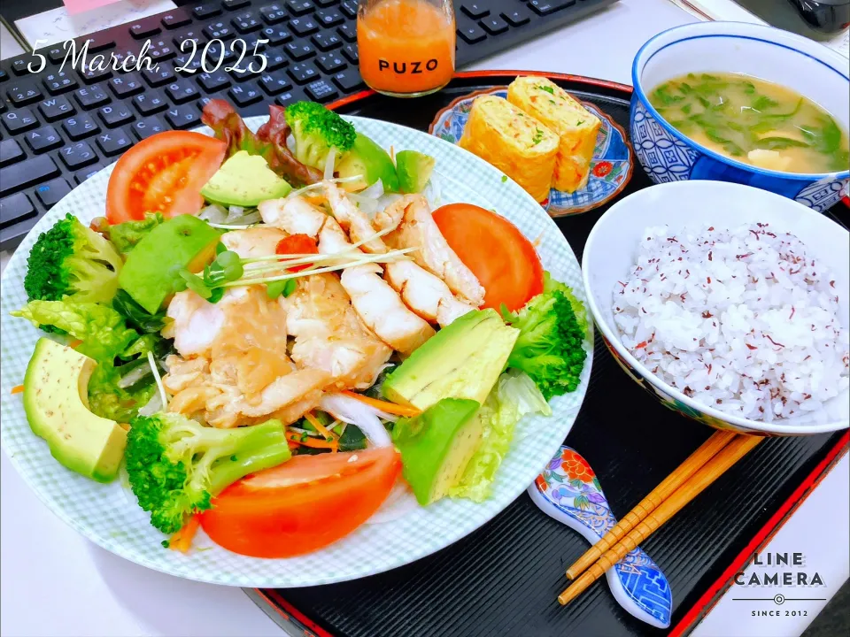 本日の日替わり弁当🍱
  鶏むね肉と彩りサラダ定食  DELI STYLE

①主菜  鶏むね肉と9種の彩りサラダ
  自家製  人参・玉ねぎのすりおろしドレッシング
    
②副菜  いつもの厚焼きたまご
③ご飯  ゆかりごはん
④汁もの  家庭菜園収穫 春菊と島豆腐のみそ汁|TakeBooさん
