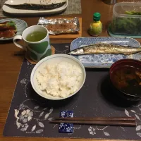 ご飯、秋刀魚の塩焼き、鮪ソテー、野沢菜漬け、味噌汁、熱い日本茶、レーズンロールパン焼豚トーストサンドイッチ(昼飯)|enarinさん