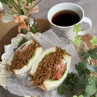 3/5❤︎ソース焼きそばわんぱくサンド🥪🌱
仕事から帰りお腹が空きすぎて…がっつり焼きそばパンをわんぱくに食べました💪🏻

＊ グランディールエグラ食パン
＊ ソース焼きそば
＊ フリルレレタス🥬トマト🍅|Makinsさん