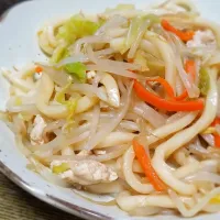 パパ作👨鶏ひき肉の焼きうどん|ぱんだのままんさん