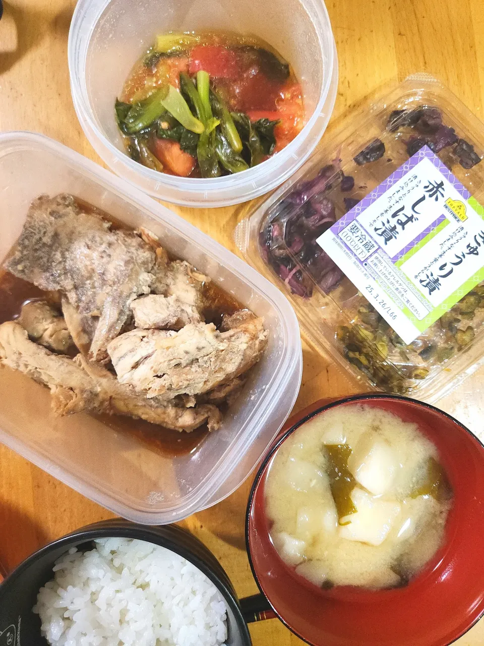メカジキのにんにく醤油ソテー、小松菜とトマトのビネガーサラダ、はんぺんとわかめの味噌汁、しば漬け|さきさん
