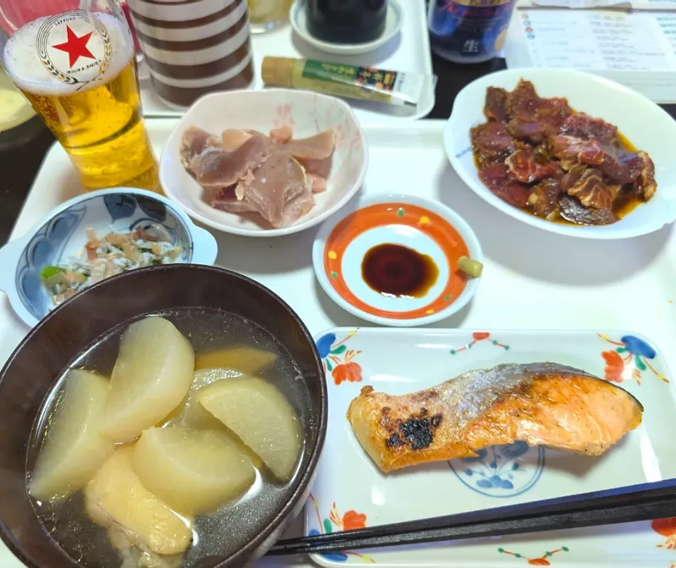 3/3夕食。大根と鳥手羽の煮物。シャケ塩焼き。マグロ刺し身。マグロのえら身の漬け。小松菜お浸し、しらす乗せ。|へいちゃんさん