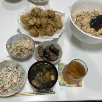 アルモンデ。晩御飯☆胡瓜と鮭と卵のサラダ混ぜ寿司☆唐揚げ☆からしマヨサラダ（かいわれ・カニカマ）☆揚げなすの煮浸し☆みそ汁（玉葱・麩・わかめ）|Saharaさん