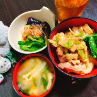 葱チャーシュー丼、大根と油揚げと大葉の味噌汁、ナスとピーマンの煮浸し|サトリさん