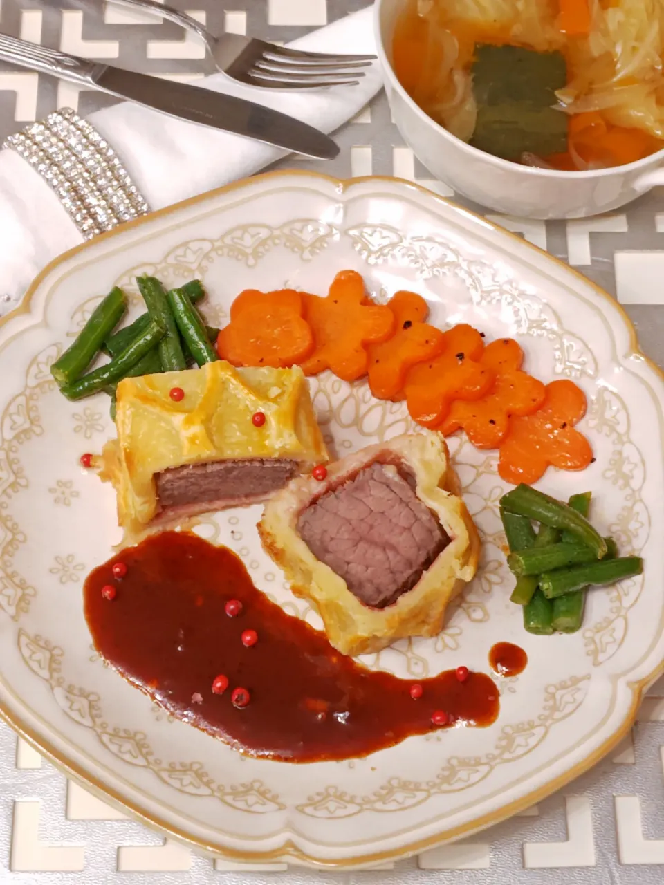 【牛肉のパイ包み焼き】|梨々香さん