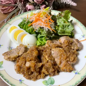 Snapdishの人気料理写真:リンリンさんの料理 豚ヒレ肉のオニオンマスタードソースでお誕生日おめでとうございます🎂🎉