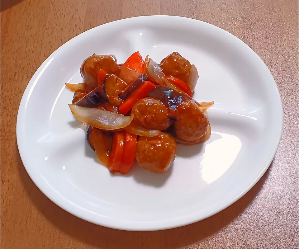 肉団子と玉ねぎとしいたけとにんじんとなすの甘酢あん|ナナさん