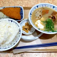 ごろごろ野菜のごちそう豚汁定食にアジフライ|マハロ菊池さん