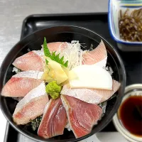 富山県氷見産天然ブリ丼　1320円込み|料理長さん