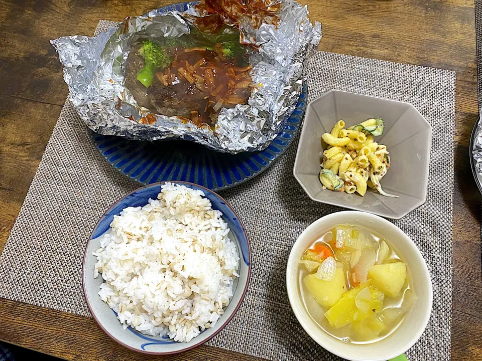 包み焼きハンバーグ　マカロニサラダ　コンソメ野菜スープ　麦ご飯|♡misaki♡さん