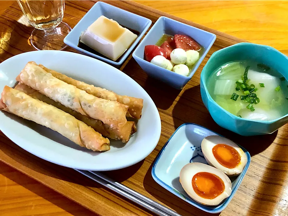 ししゃもと大葉の揚げ春巻き、白菜と水餃子のスープ、照り焼き風味玉、ピーナッツ豆腐、ジェノベーゼモッツァレラトマト|マユマユさん