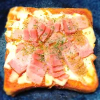 つぶみそザク切りベーコンピザトースト🤣🍕