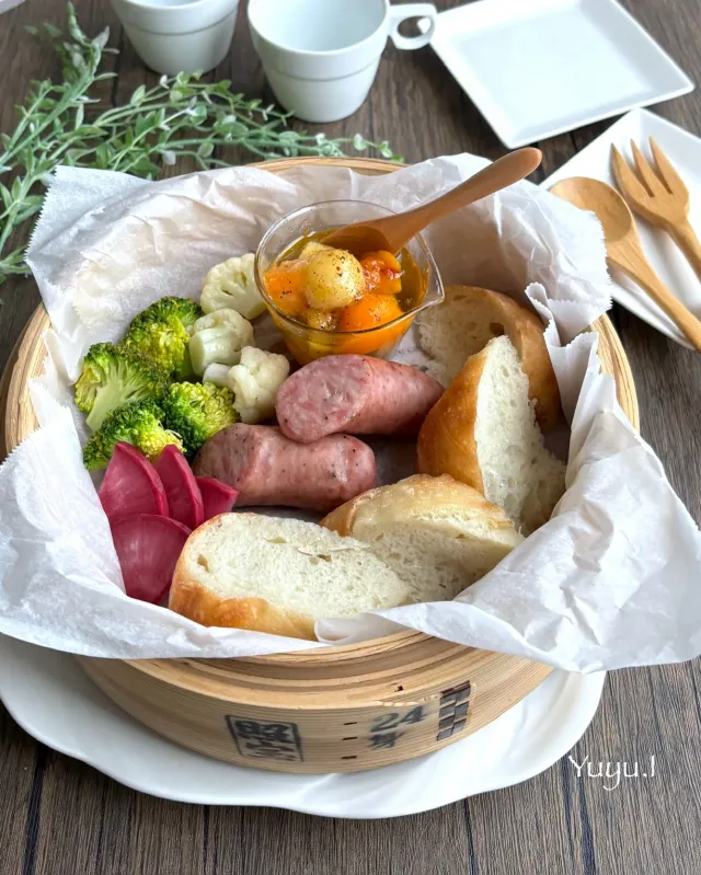 Snapdishの料理・レシピ写真:パンとソーセージとガーリックオイルチーズのせいろ蒸し｜ほっかほか♡ワンプレートせいろご飯