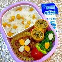 (3/7)年少さんのお弁当🍱　　　　　　　　　コーンご飯、キノコ&ピーマン&ネギたっぷりつくね、玉子焼き、蒸しブロッコリー、ミニトマト|Kahoさん