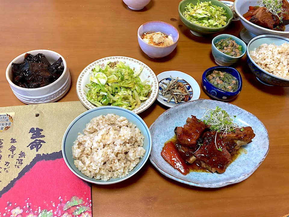豚スペアリブの黒酢煮＊キャベツのマリネ＊ナッツ入り田作り＊発芽玄米ご飯＊叔母さんから頂いた舞昆＊エラグ酸納豆メカブ＊豆乳グルトきな粉メープルシロップ|さくたえさん