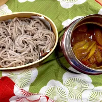 カレー10割そば弁当カツオのだしと醤油をきかせて和風カレーですが油揚げも入れてハマってリピートしてます。|ナタママさん