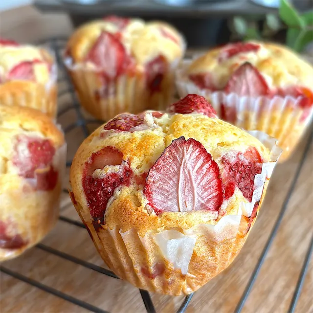 Snapdishの料理・レシピ写真:みずほさんの料理 ko-koさんの"苺ホワイトチョコマフィン🍓"｜週末はマフィンを焼いて♪ティータイムはいかが？