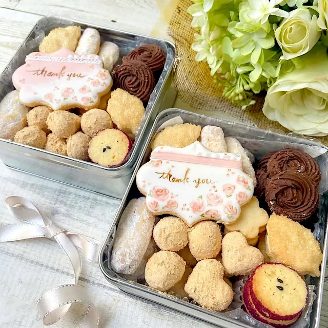Snapdishの料理・レシピ写真:母の日のクッキー缶🌸｜母の日ギフト特集♡