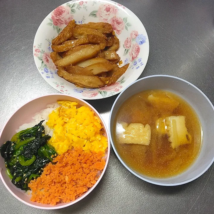 三色丼と厚揚げと大根のお味噌汁、さつま揚げのバター醤油炒め🍳|あゆなさん