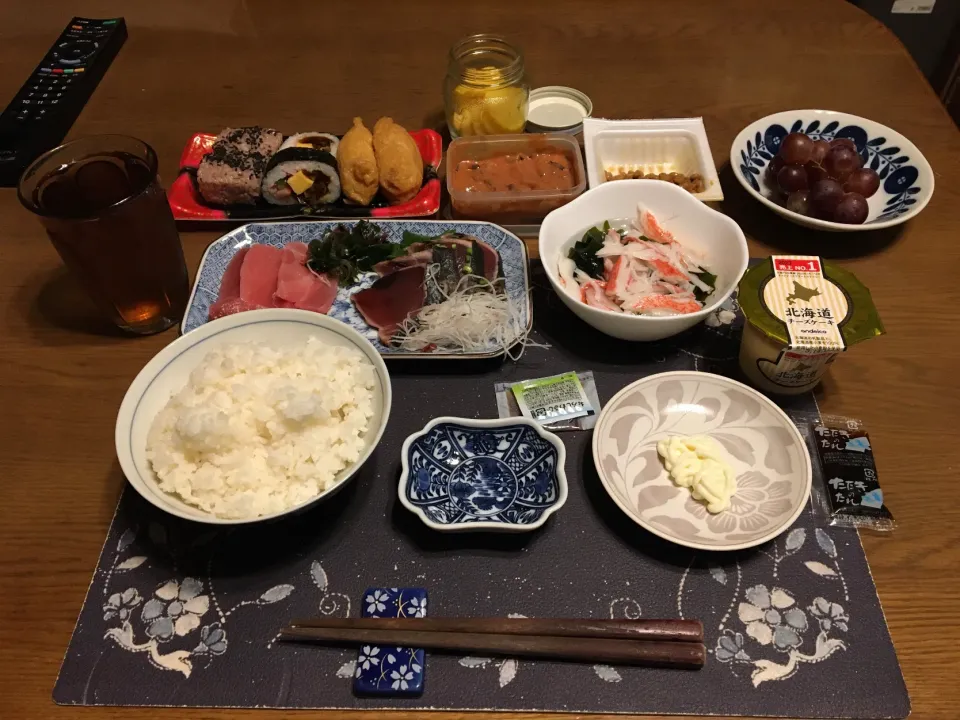 ご飯、めばちまぐろの切り落とし、鰹のたたき、酢の物、俵型お赤飯、太巻き、いなり寿司、イカの塩辛+納豆、沢庵、烏龍茶、葡萄、北海道チーズケーキ(夕飯)|enarinさん