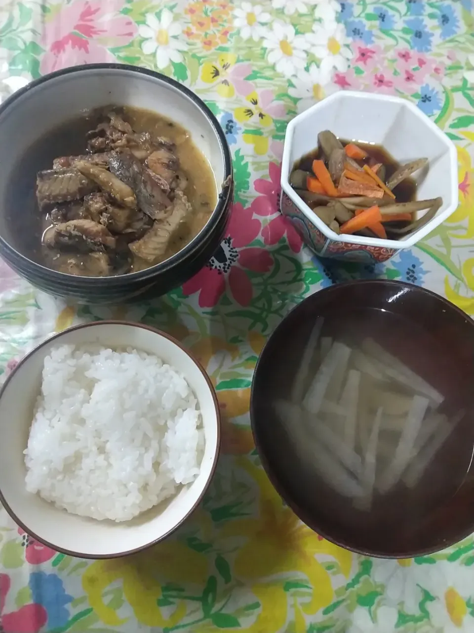 サバ(缶)の味噌煮、きんびら風煮
たいこんのすまし汁|はやとさん