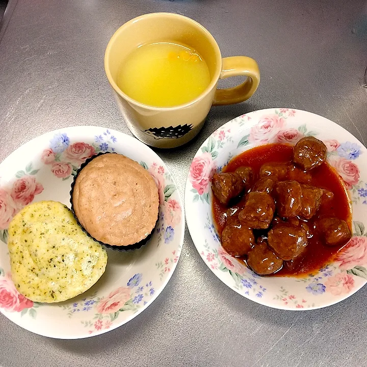 緑茶蒸しパン、ココア蒸しパン、ミートボール、コーンスープ😋🍴|まほさん