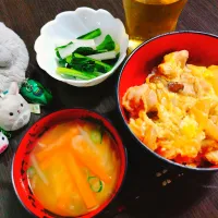 親子丼、人参ともやしの味噌汁、大根と小松菜の柚子胡椒漬け|サトリさん