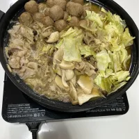 晩御飯☆牛スジカレーリメイク。カレー鍋。白菜・キャベツ・エリンギ・しめじ・えのき・プチトマト・鶏団子・豚かしら。途中うどん5玉。|Saharaさん