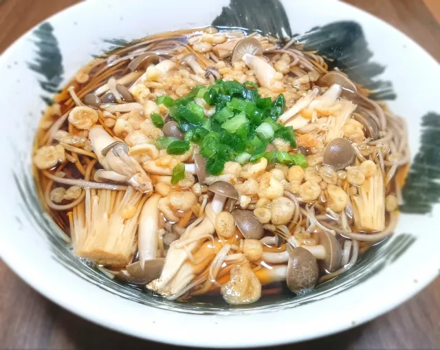 Snapdishの料理・レシピ写真:【自作】きのこ🍄たっぷり！たぬき蕎麦｜節約でもゆずれない！美味しくてバランスのいいメニュー♪
