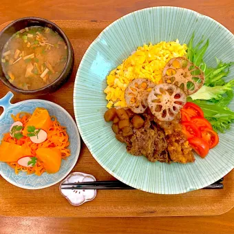 Snapdishの人気料理写真:牛ごぼうしぐれの3色丼とせとかのキャロットラペのおぼんごはん