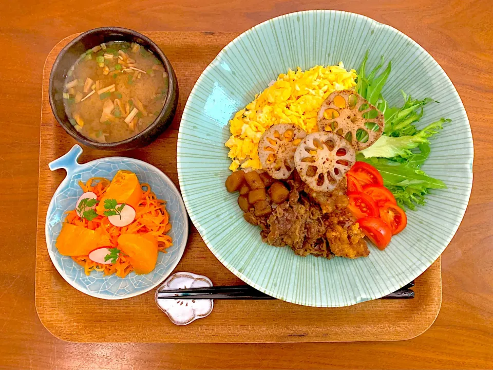 牛ごぼうしぐれの3色丼とせとかのキャロットラペのおぼんごはん|すずさん