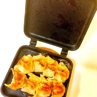 ホットサンドフライパンで両面焼目餃子焼いてみた🥟|HAMI69さん