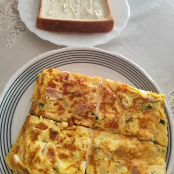 Snapdishの人気料理写真:卵焼き器でオムレツ朝ごはん