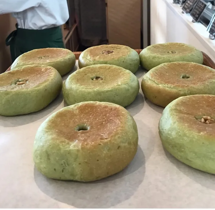 「 若草あんぱん 」
よもぎ生地で粒餡を包んで
アクセントにクルミをね(^^)|ばくあんしゃさん
