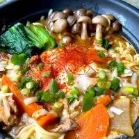 【キムチ鍋リメイク 】キムチ鍋で煮込みラーメン