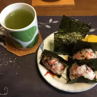 梅ちりめんの混ぜご飯おにぎり、沢庵、熱い日本茶(朝ご飯)