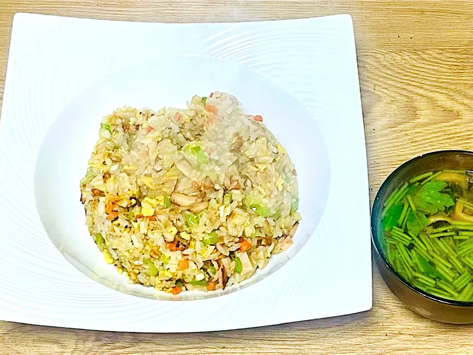 焼豚炒飯とワカメと三つ葉の味噌汁|じいちゃんさん