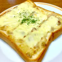 いぶりがっこタルタルでチーズ🧀トースト🍞|まいりさん