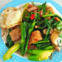 Stir-fried Chinese Broccoli & Pork Belly + Topped w/ Fried Egg aka 'Pad Kana Moo Krob' 🥬🥓🍳 🤤
(ผัดคะน้าหมูกรอบ + ไข่ดาว)|An'leeさん