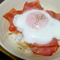 パパ作👨ベーコンエッグ丼|ぱんだのままんさん